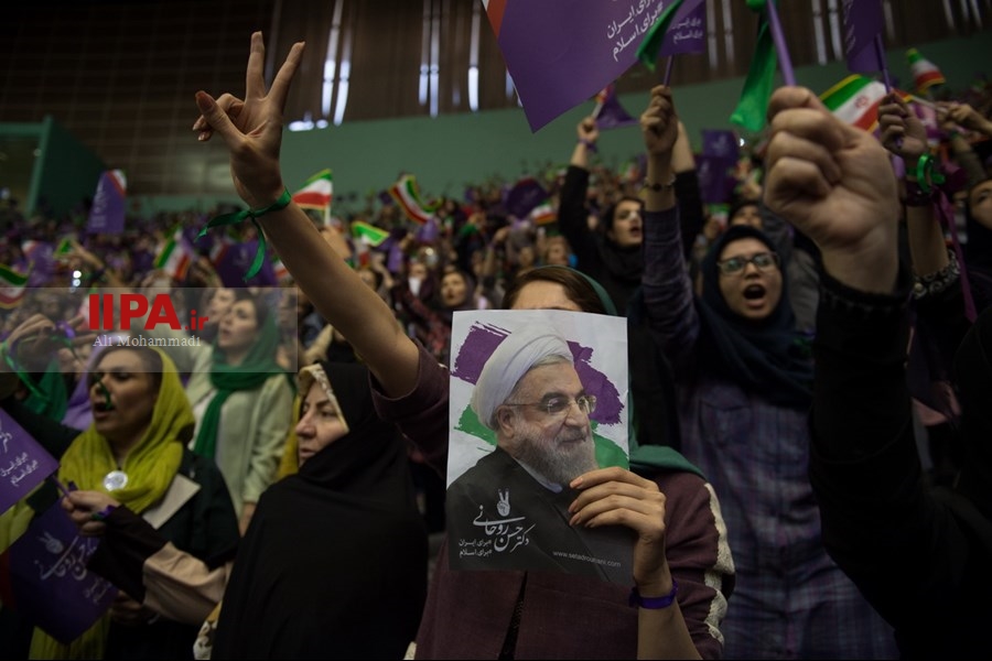   همایش حامیان روحانی در ورزشگاه 12 هزار نفری آزادی