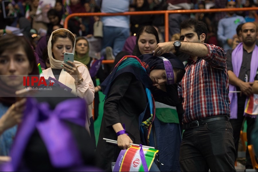   همایش حامیان روحانی در ورزشگاه 12 هزار نفری آزادی