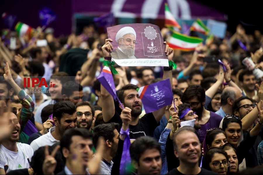   همایش حامیان روحانی در ورزشگاه 12 هزار نفری آزادی