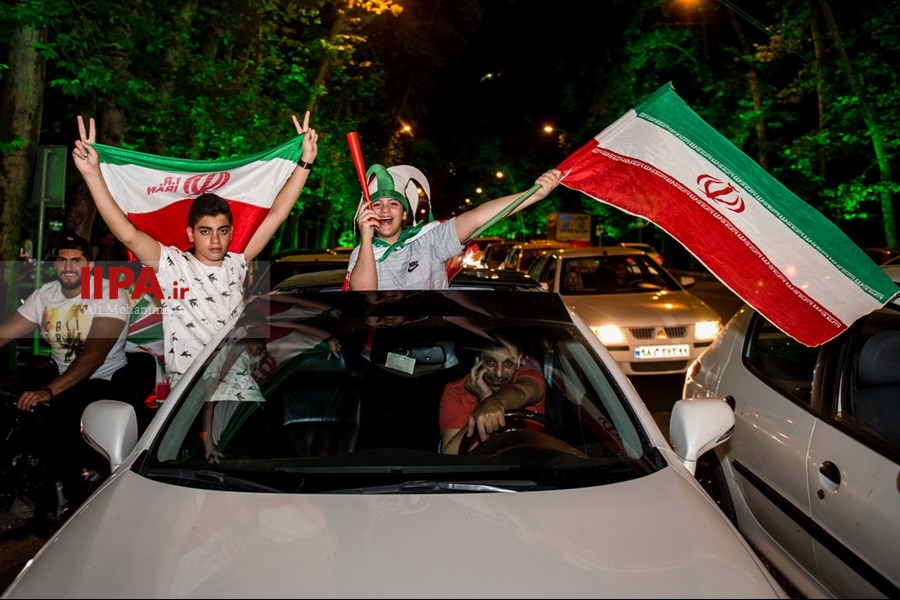   شادی مردم پس از صعود تیم ملی فوتبال به جام جهانی