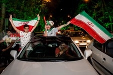   شادی مردم پس از صعود تیم ملی فوتبال به جام جهانی
