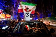   شادی مردم پس از صعود تیم ملی فوتبال به جام جهانی