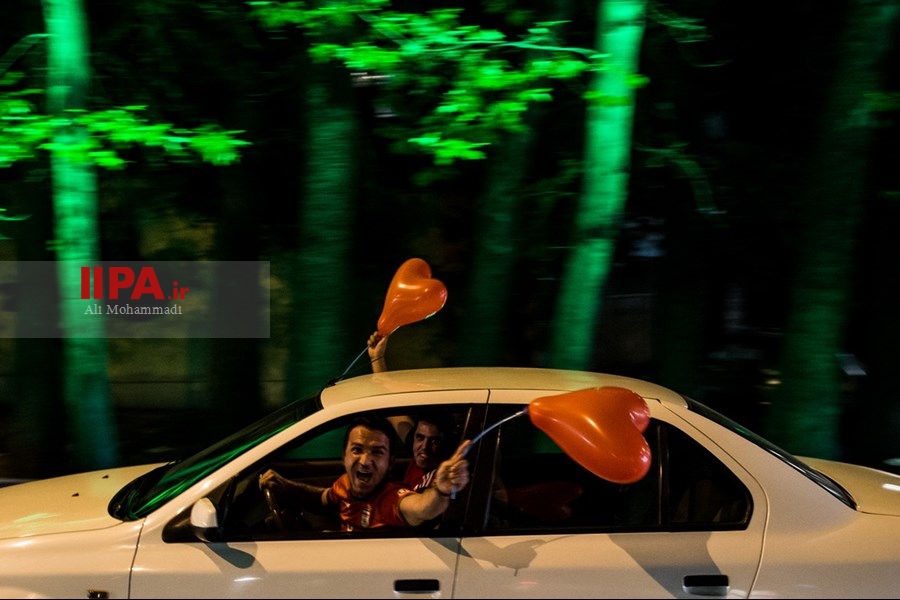   شادی مردم پس از صعود تیم ملی فوتبال به جام جهانی
