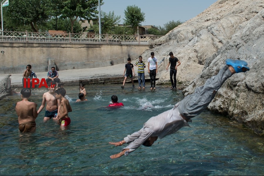   آب‌تنی در چشمه علی