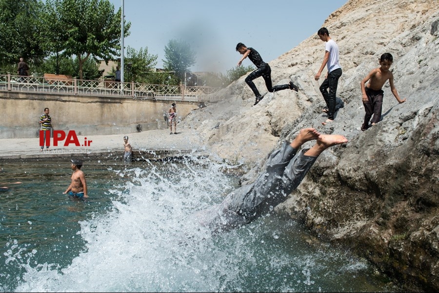  آب‌تنی در چشمه علی