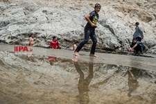   آب‌تنی در چشمه علی