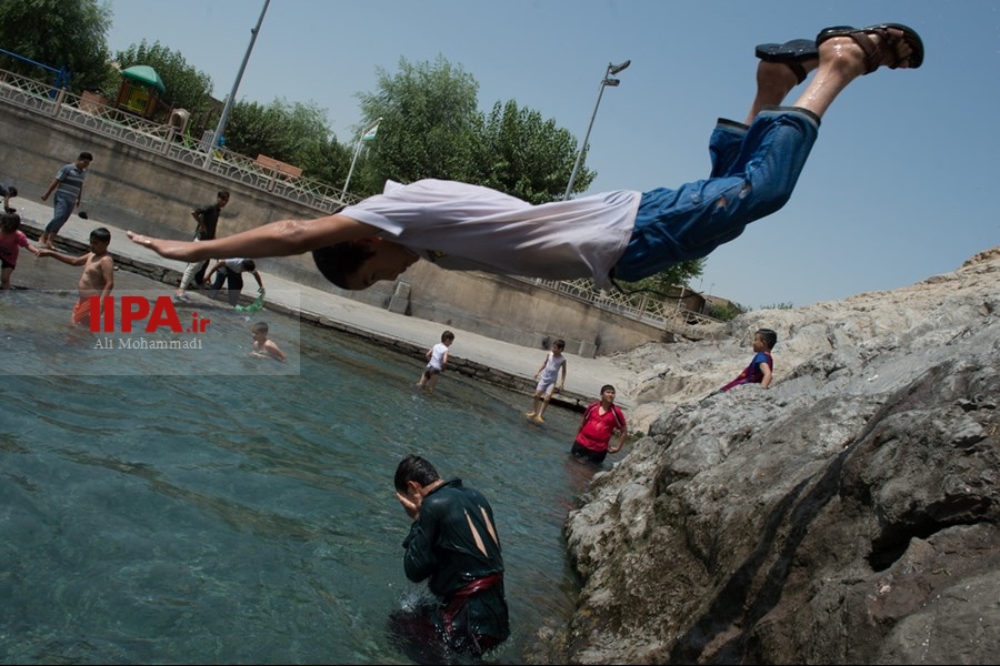   آب‌تنی در چشمه علی