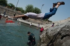   آب‌تنی در چشمه علی