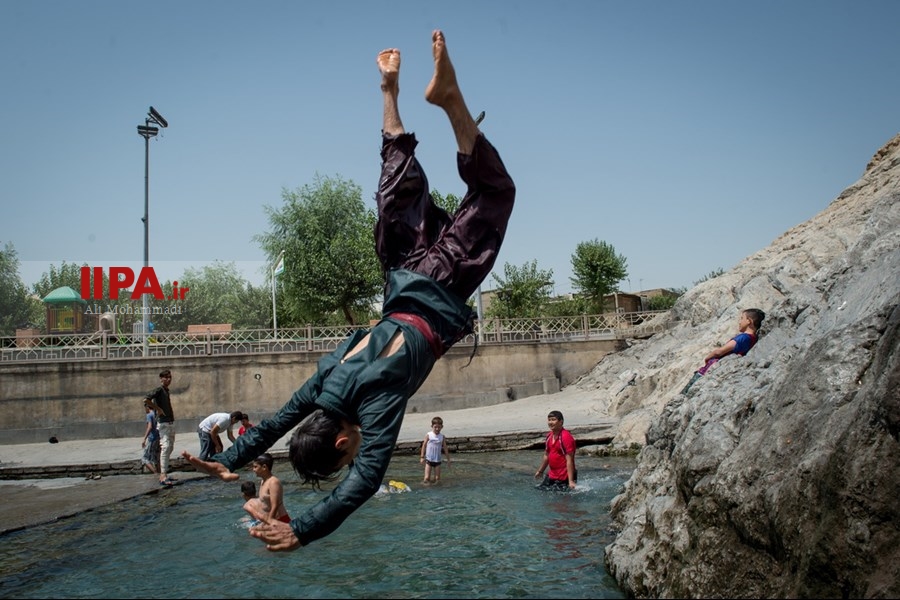   آب‌تنی در چشمه علی