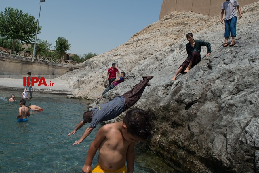   آب‌تنی در چشمه علی