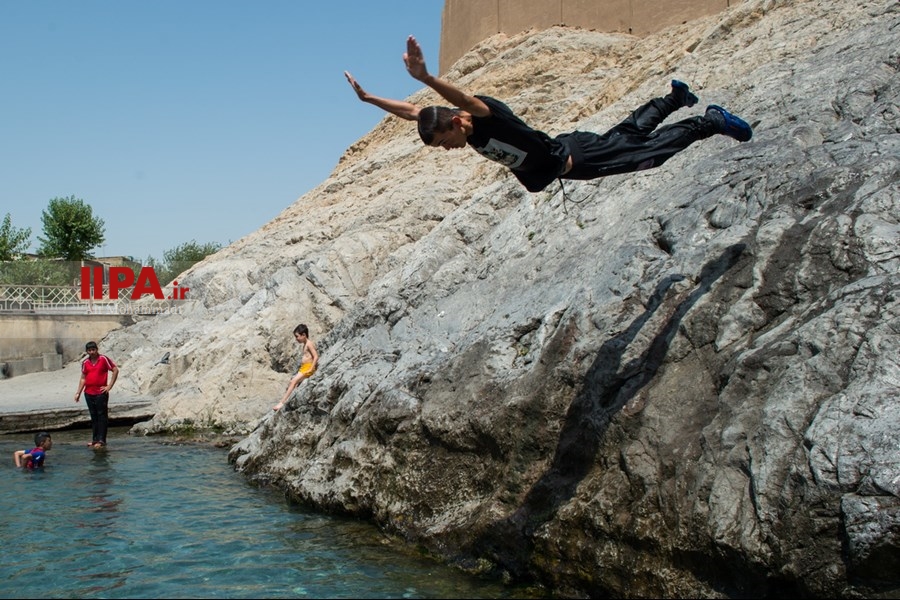   آب‌تنی در چشمه علی