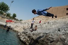  آب‌تنی در چشمه علی