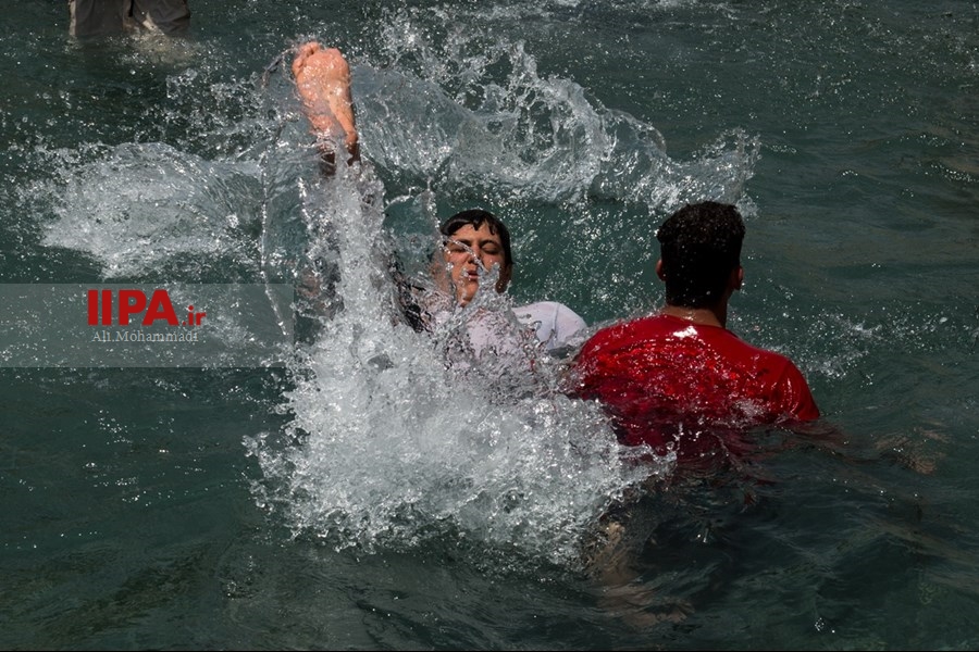   آب‌تنی در چشمه علی
