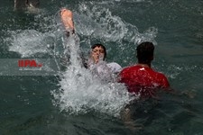   آب‌تنی در چشمه علی