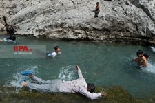   آب‌تنی در چشمه علی