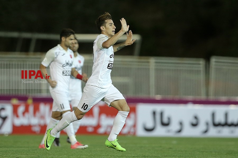   دیدار تیم های فوتبال پرسپولیس و نفت تهران
