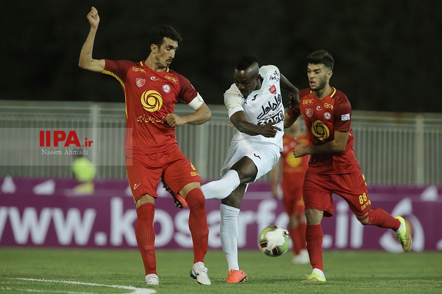   دیدار تیم های فوتبال پرسپولیس و نفت تهران