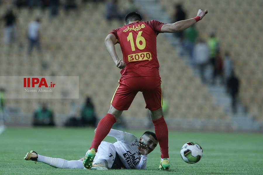   دیدار تیم های فوتبال پرسپولیس و نفت تهران