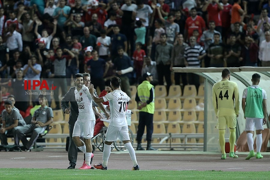   دیدار تیم های فوتبال پرسپولیس و نفت تهران