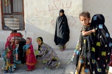   با دردها می‌خندند