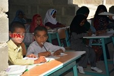   با دردها می‌خندند
