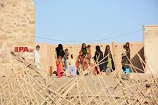   با دردها می‌خندند