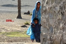  با دردها می‌خندند