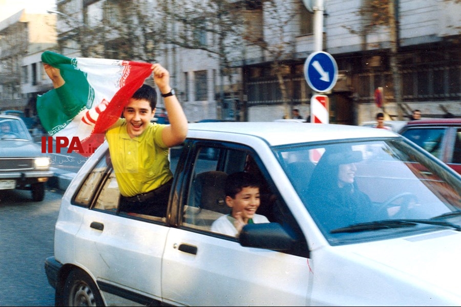    عکس های منتشرنشده از شادی مردم پس از مساوی در مقابل استرالیا  در سال 76