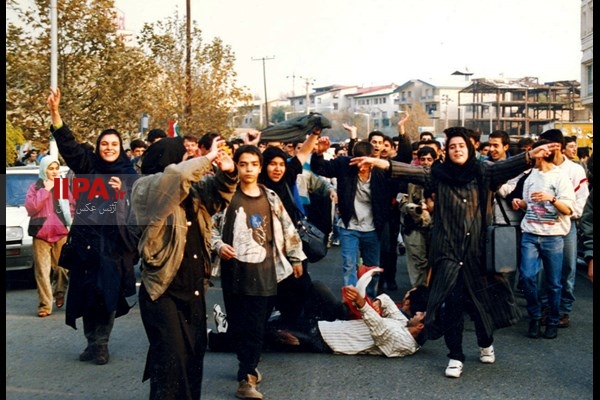 عکس های کمتر دیده شده از شادی مردم تهران پس از صعودتاریخی  فوتبال ایران به مسابقات  جام جهانی فرانسه در هشتم آذر سال 76