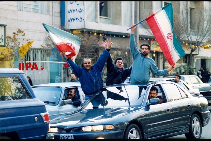    عکس های منتشرنشده از شادی مردم پس از مساوی در مقابل استرالیا  در سال 76