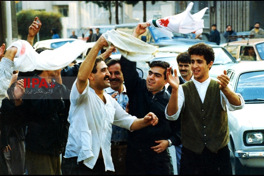    عکس های منتشرنشده از شادی مردم پس از مساوی در مقابل استرالیا  در سال 76