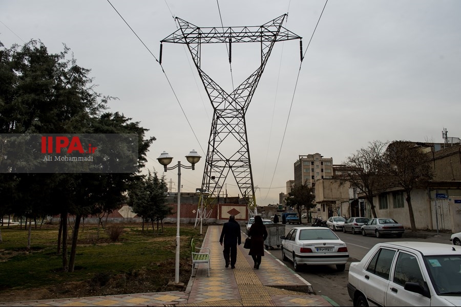   زندگی زیر دکل های برق