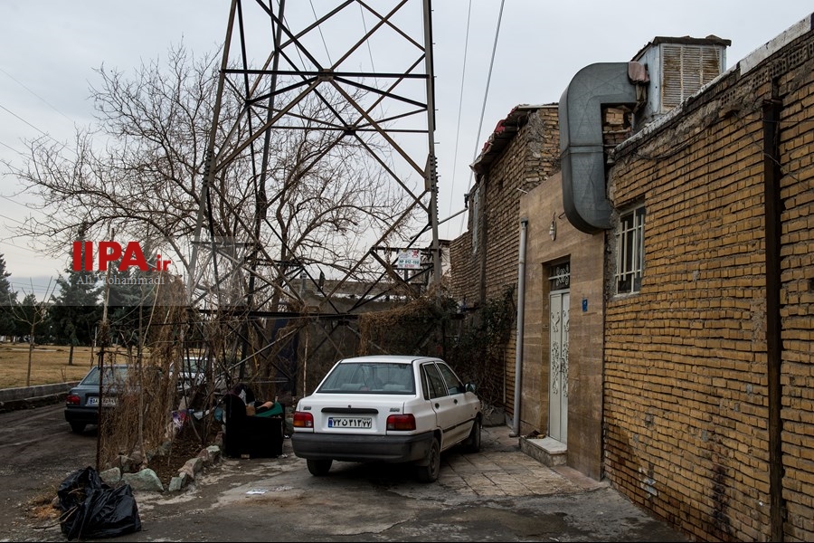   زندگی زیر دکل های برق