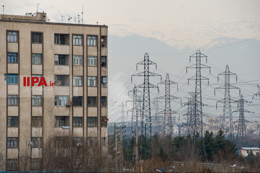   زندگی زیر دکل های برق