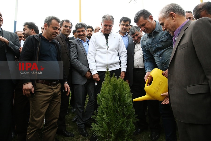  درختکاری پیشکسوتان ورزش و هنرمندان