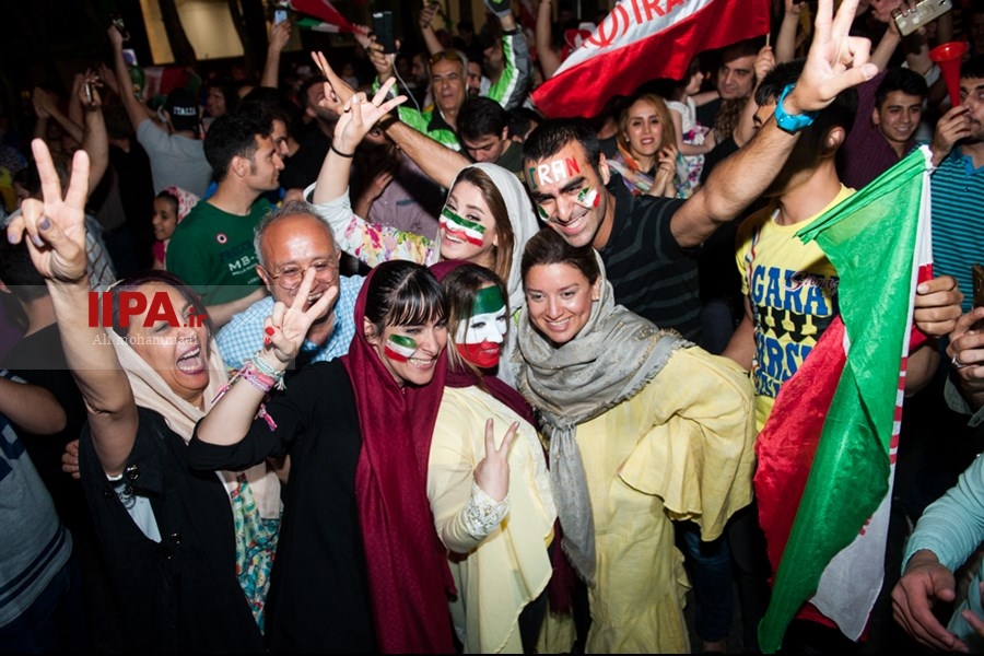   شادی مردم ایران پس از برتری تیم‌ملی فوتبال مقابل مراکش