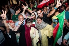   شادی مردم ایران پس از برتری تیم‌ملی فوتبال مقابل مراکش
