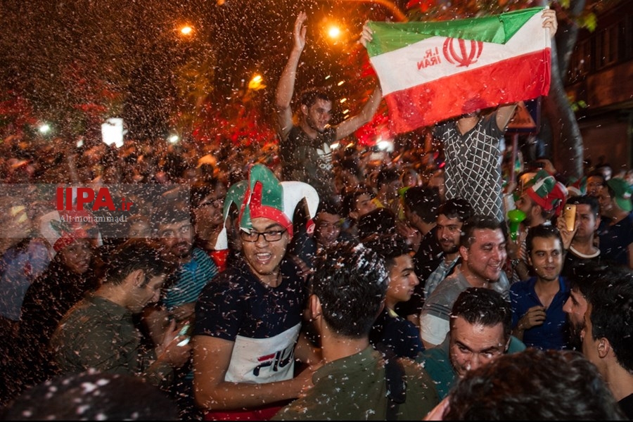   شادی مردم ایران پس از برتری تیم‌ملی فوتبال مقابل مراکش