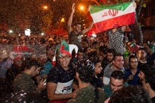   شادی مردم ایران پس از برتری تیم‌ملی فوتبال مقابل مراکش