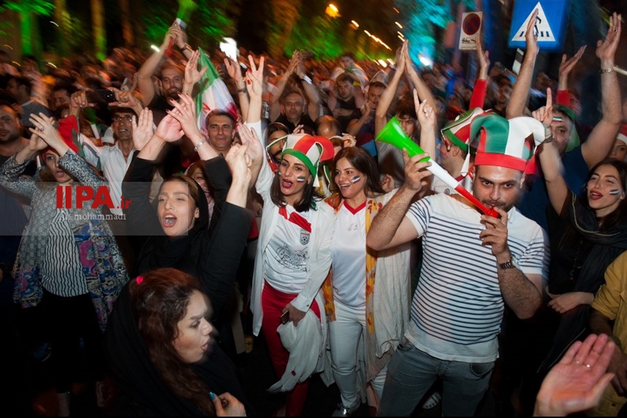   شادی مردم ایران پس از برتری تیم‌ملی فوتبال مقابل مراکش