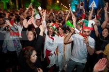   شادی مردم ایران پس از برتری تیم‌ملی فوتبال مقابل مراکش