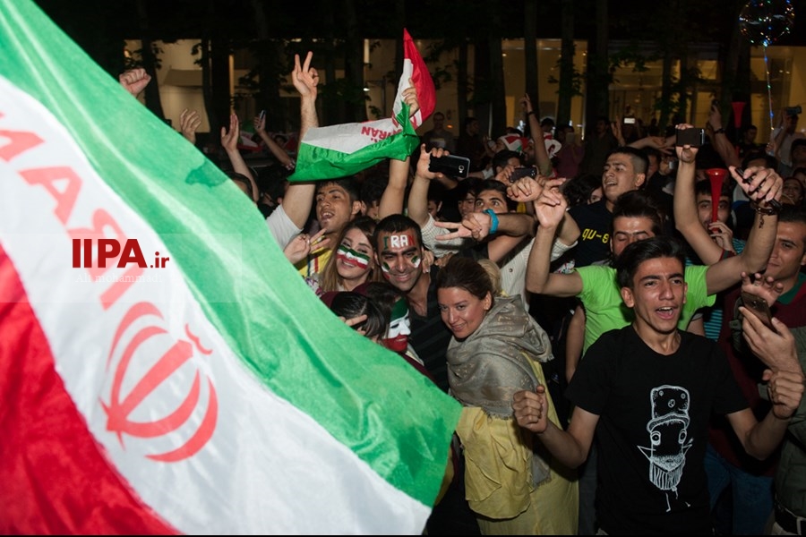   شادی مردم ایران پس از برتری تیم‌ملی فوتبال مقابل مراکش