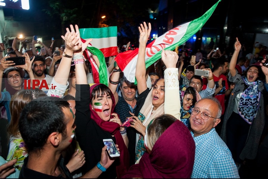   شادی مردم ایران پس از برتری تیم‌ملی فوتبال مقابل مراکش