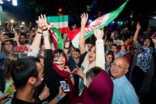   شادی مردم ایران پس از برتری تیم‌ملی فوتبال مقابل مراکش