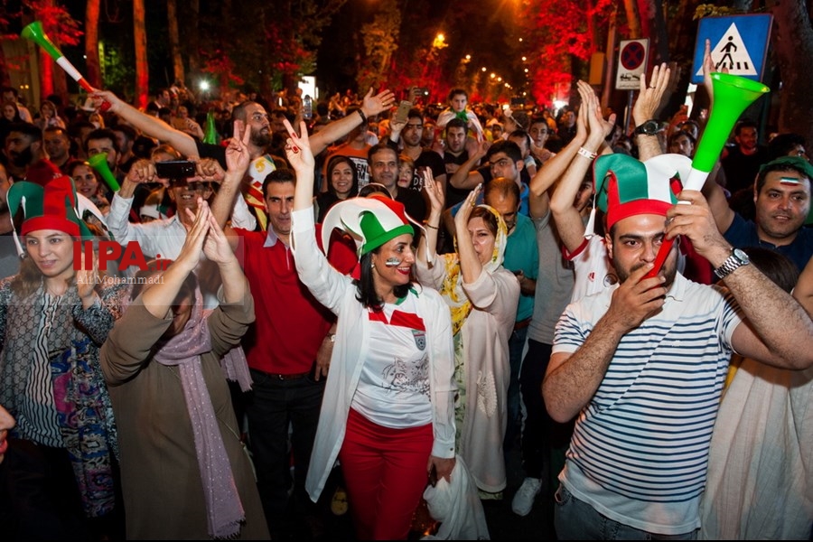   شادی مردم ایران پس از برتری تیم‌ملی فوتبال مقابل مراکش
