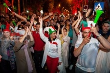   شادی مردم ایران پس از برتری تیم‌ملی فوتبال مقابل مراکش