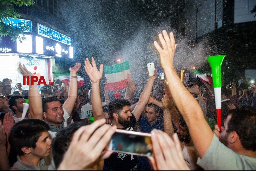   شادی مردم ایران پس از برتری تیم‌ملی فوتبال مقابل مراکش