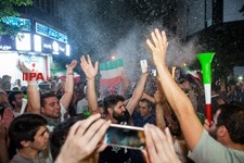   شادی مردم ایران پس از برتری تیم‌ملی فوتبال مقابل مراکش