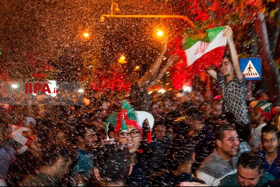   شادی مردم ایران پس از برتری تیم‌ملی فوتبال مقابل مراکش