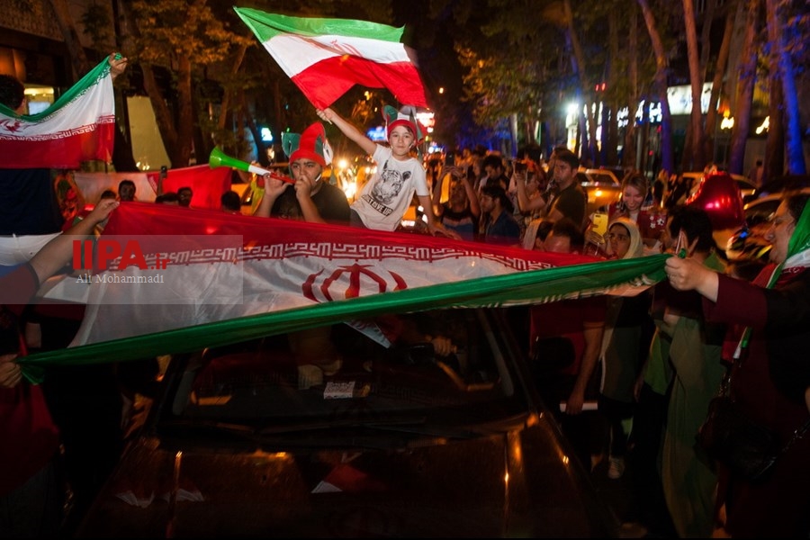  شادی مردم ایران پس از برتری تیم‌ملی فوتبال مقابل مراکش